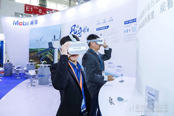 观众在展台现场进行VR体验.jpg